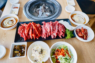 식탁 위에 소고기 항정살을 굽기 위에 놓여 있는 모습