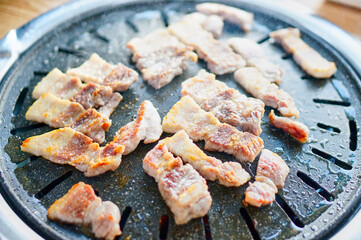 불판에서 삼겹살을 굽고 있는 모습