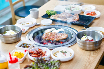 숯불에 양념 갈비를 굽고 있는 모습