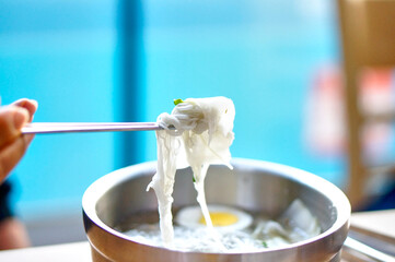 물냉면을 먹기 위해 한 젓가락 뜬 모습