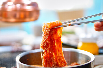비빔냉면을 먹고 있는 모습