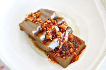 한식 반찬이 식탁 위에 놓여 있는 모습