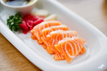 연어회가 식탁에 놓여 있는 모습