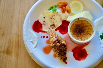 美味しそうなクリームブリュレとクロワッサン