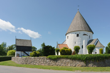 Weiße Rundkirche St. Ols in Olsker auf der Insel Bornholm