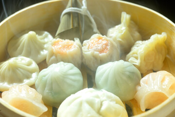 湯気の立ち昇る蒸籠に飲茶