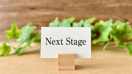 Next Stageの文字入りカードとツタ_茶色板背景