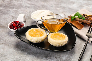 Roasted cheesecakes - Syrniki with honey