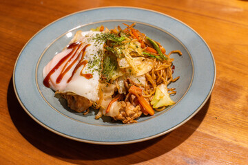 目玉焼きを乗せた焼きそば