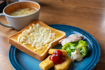 チーズトーストとナゲット