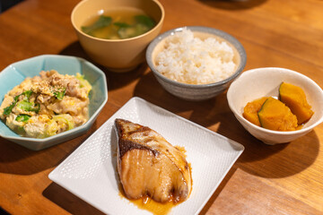 鰤の照り焼きと卵とじの定食