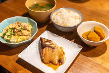 鰤の照り焼きと卵とじの定食