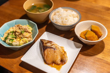 鰤の照り焼きと卵とじの定食
