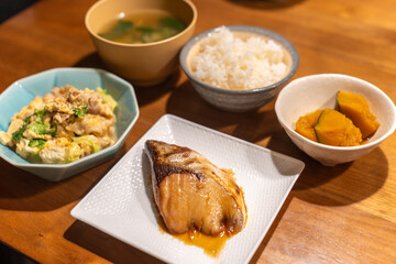 鰤の照り焼きと卵とじの定食