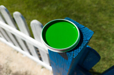 Fototapeta premium greem Paint can lid resting over fence pole.