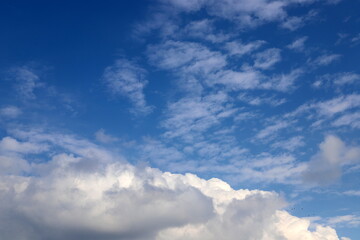 Obraz premium white clouds are floating across the sky