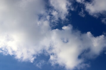 Obraz premium white clouds are floating across the sky