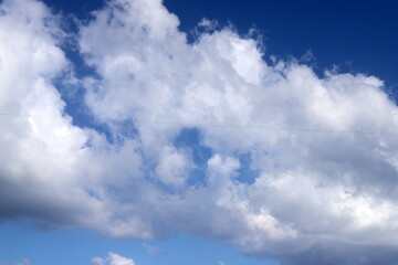 Obraz premium white clouds are floating across the sky