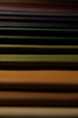 Leather texture: Elegant folds and shading A representation of high quality leather with visible wrinkles and shading that highlight the softness and structure of the material.