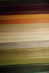 Leather texture: Elegant folds and shading A representation of high quality leather with visible wrinkles and shading that highlight the softness and structure of the material.