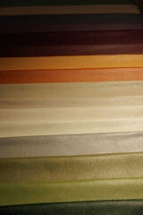 Leather texture: Elegant folds and shading A representation of high quality leather with visible wrinkles and shading that highlight the softness and structure of the material.