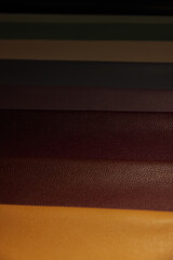 Leather texture: Elegant folds and shading A representation of high quality leather with visible wrinkles and shading that highlight the softness and structure of the material.