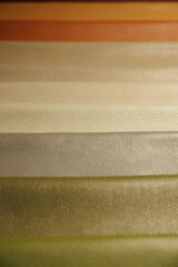 Leather texture: Elegant folds and shading A representation of high quality leather with visible wrinkles and shading that highlight the softness and structure of the material.