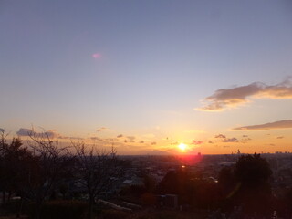 青空に夕焼け雲が美しい大阪平野。（日本）