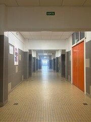 couloir de lycée, décole ou d'hopital vide et abandonné en journée