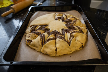 przygotowanie  świątecznego ciasta makowego na stole © siwyk