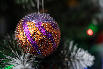 kolorowa ozdoba choinkowa z cekinów w kształcie bańki na choince bożonarodzeniowej © siwyk