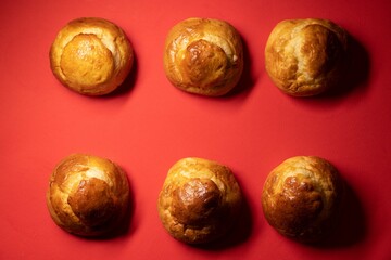 Obraz premium Golden Brioche Rolls in Perfect Alignment