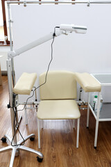 Portable non-contact device for visualization of veins with a chair and a stand.