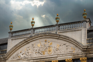 Obraz premium Grand place, brussels: majestic facade of the House of the Dukes of Brabantwith ornate sculptures and balustrade