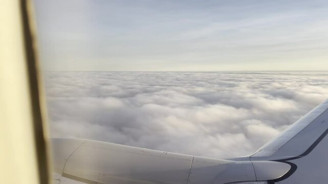 Lot samolotem w chmurach
