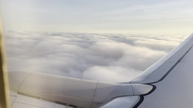 Lot samolotem w chmurach