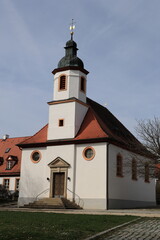 Blick auf die Katholische Pfarrkirche St. Peter und Paul im Zentrum von Thalmässing in Bayern