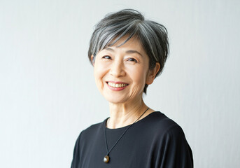 笑顔の中年女性、白髪、60代、70代