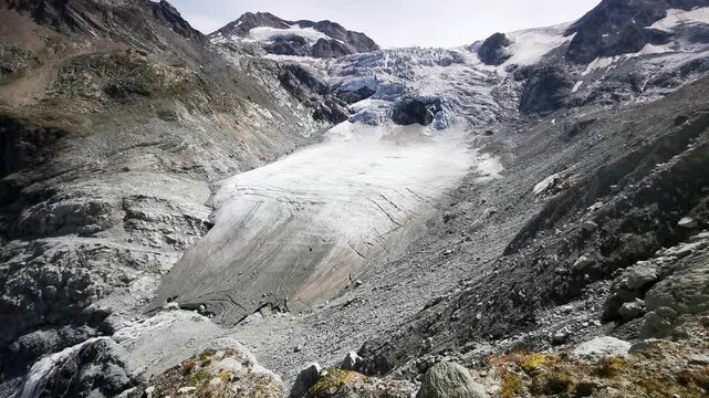 le bas du glacier de Moiry en Valais.