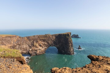 i faraglioni di Dyrhólaey in Islanda