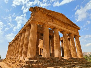 Obraz premium View of famous Temple Concordia in Agrigento valley in Sicily 