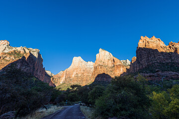 Obraz premium First rays of sunlight on the majestic sandstone formations at Zion National Park.