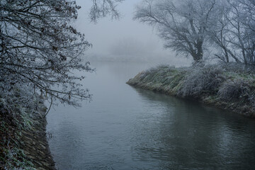 Ein kalter nebliger Wintertag mit Raureif 