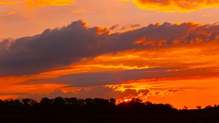 Obraz premium Sunset with dramatic clouds near Forstern, Moos, Isar, Deggendorf, Bavaria, Germany