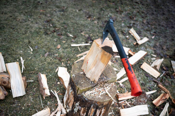 Brennholz mit der Axt hacken. Holz schlagen. Spalten