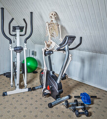 Skelett im Fitnessraum