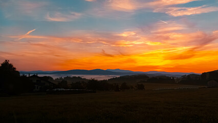Obraz premium Foggy sunrise with dramatic clouds near Kirchberg im Wald, Regen, Bavarian Forest, Bavaria, Germany