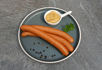 Wiener Würstchen mit Senf.