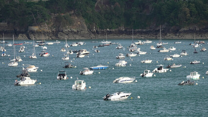 bateaux de plaisances amarrés en bord de mer