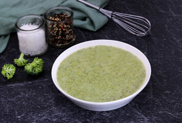 Ein Teller mit Brokkolicremesuppe.
